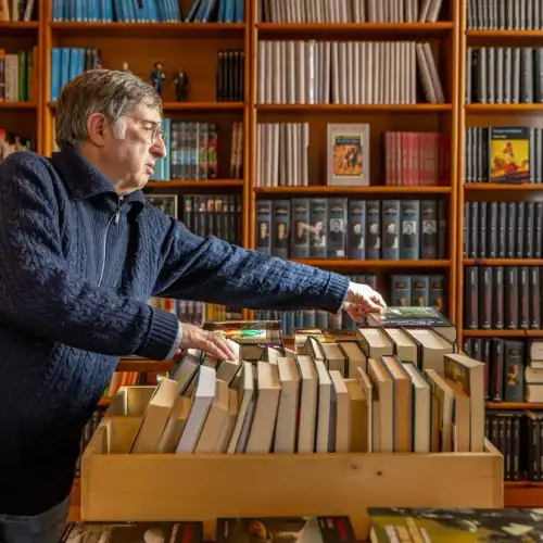 La librería de terror que lleva 20 años oculta en un piso de Madrid: "No tiene sentido venir a por un libro de Pérez-Reverte"